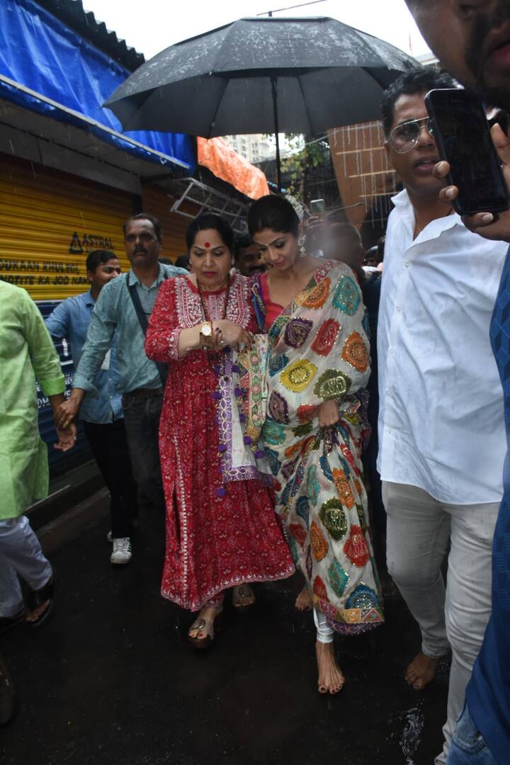 શિલ્પા શેટ્ટીએ બુધવારે તેમના નિવાસસ્થાને બાપ્પાનું વિસર્જન કર્યું હતું આ સમયે તેમને તેની આજે રીલિઝ થયેલી અપકમિંગ ફિલ્મ સુખીનું અનોખી રીતે પ્રમોશન કર્યું હતું અને તેનો વીડિયો પણ ખૂબ વાયરલ થયો હતો.