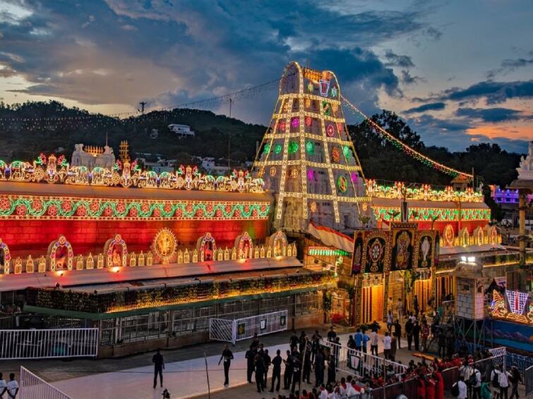 Huge Devotees Rush At Tirumala Srivari Brahmotsavam 2023 Tirumala Brahmotsavam 2023: తిరుమలకు పోటెత్తిన భక్తులు, మూడు లక్షల మందికి పైగా వచ్చే అవకాశం!