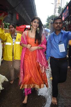 લાલાબાગ રાજાના દરબારમાં પહોંચી પૂજા હેગડે, ટ્રેડિશનલ આઉટફિટમાં ગોર્જિયશ લૂકની જુઓ તસવીરો