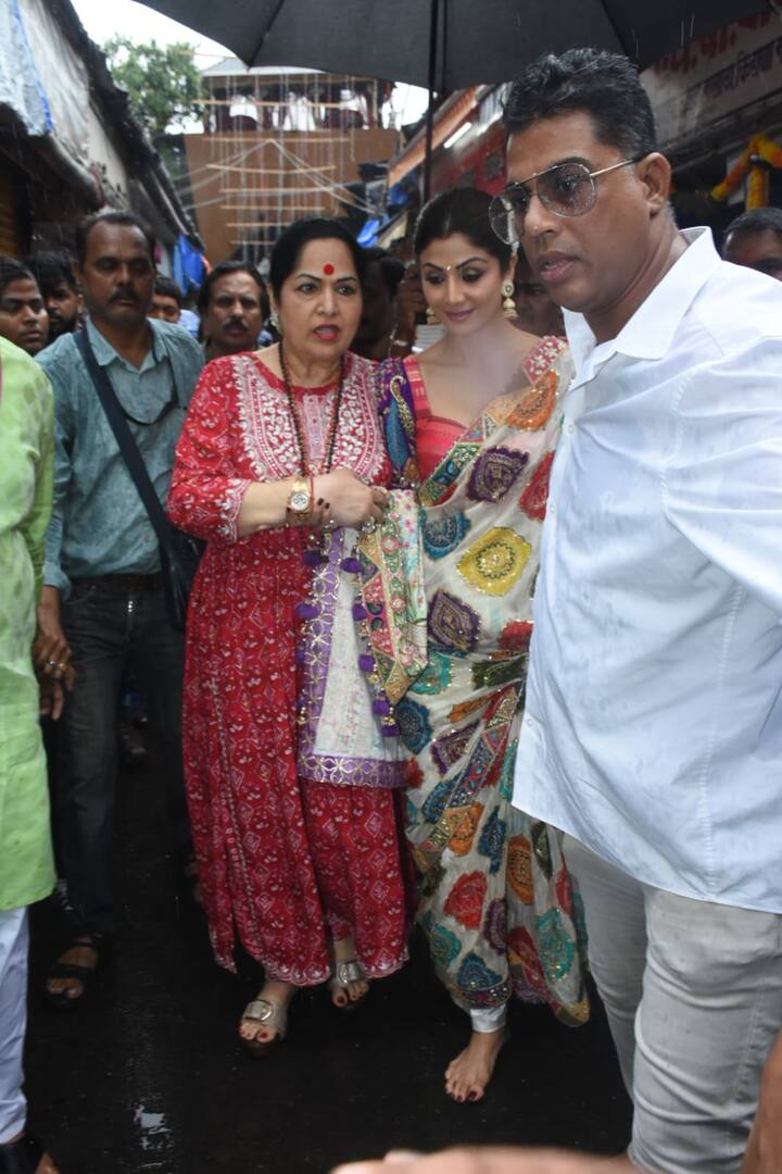 அப்போது மக்கள் பலரும் அவருடன் புகைப்படம் எடுக்க முன் வந்தனர்.