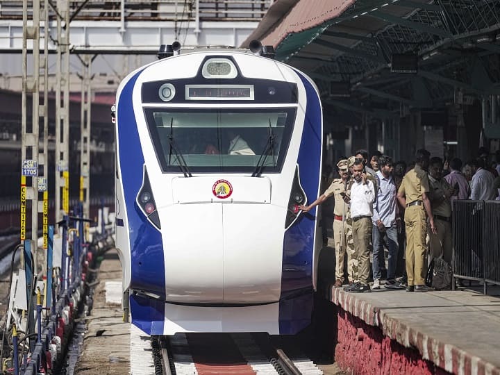 Vande Bharat Train: भारत में जल्द ही 9 नई वंदे भारत ट्रेन की शुरुआत होने जा रही है. पीएम मोदी इन ट्रेनों को 24 सितंबर, 2023 को हरी झंडी दिखाएंगे.