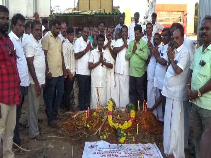 Protest against the cutting down of the ancient Pungai tree in the premises of Mamallapuram Thalasayana Perumal Temple by erecting a mausoleum and pouring milk as if it were a funeral ceremony for the deceased. வெட்டப்பட்ட புங்கைமரம்... களத்தில் இறங்கி கண்ணீர் அஞ்சலி செலுத்திய பசுமை தாயகம்