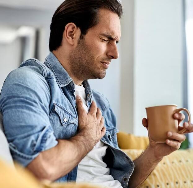 ਇਕ ਅਧਿਐਨ ਵਿਚ ਹੈਰਾਨੀਜਨਕ ਖੁਲਾਸਾ ਹੋਇਆ ਹੈ। ਰਿਸਰਚ ਮੁਤਾਬਕ ਦਫਤਰ 'ਚ ਕੰਮ ਕਰਨ ਨਾਲ ਮਰਦਾਂ 'ਚ ਹਾਰਟ ਅਟੈਕ ਦਾ ਖਤਰਾ ਦੁੱਗਣਾ ਹੋ ਜਾਂਦਾ ਹੈ। ਅਮਰੀਕਨ ਹਾਰਟ ਐਸੋਸੀਏਸ਼ਨ ਦੇ ਜਰਨਲ ਵਿੱਚ ਪ੍ਰਕਾਸ਼ਿਤ ਇੱਕ ਰਿਪੋਰਟ ਵਿੱਚ ਦਾਅਵਾ ਕੀਤਾ ਗਿਆ ਹੈ ਕਿ ਅਜਿਹੇ ਪੁਰਸ਼ਾਂ ਵਿੱਚ ਤਣਾਅ ਕਾਫੀ ਹੱਦ ਤੱਕ ਵੱਧ ਜਾਂਦਾ ਹੈ,ਜਿਨ੍ਹਾਂ ਨੂੰ ਦਫ਼ਤਰ ਵਿੱਚ ਆਪਣੇ ਕੰਮ ਦੀ ਪ੍ਰਸ਼ੰਸਾ ਨਹੀਂ ਮਿਲਦੀ। ਇਸ ਕਾਰਨ ਦਿਲ ਦੀਆਂ ਬਿਮਾਰੀਆਂ ਦਾ ਖ਼ਤਰਾ ਦੁੱਗਣਾ ਹੋ ਜਾਂਦਾ ਹੈ।