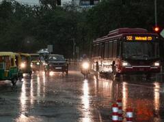 Delhi में आज भी हो सकती है गरज के साथ बारिश, जानें आज कैसा रहेगा मौसम