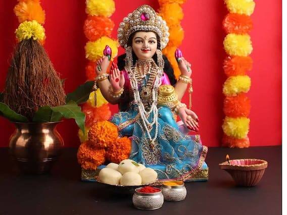 જો તમને નોકરીમાં પ્રમોશન નથી મળી રહ્યું અને તમારો વ્યવસાય પણ નિષ્ફળ થઈ રહ્યો છે તો મહાલક્ષ્મી વ્રત દરમિયાન 16 દિવસ સુધી દરરોજ તેની કથા સાંભળો. ધ્યાન રાખો કે આ દરમિયાન હાથમાં ચોખાના 16 દાણા લો. કથા પૂર્ણ થયા પછી આ ચોખાના દાણાને સાંજે પાણીમાં નાખીને ચંદ્રને અર્ઘ્ય ચઢાવો. આ ઉપાયો પ્રગતિ માટે ખૂબ જ અસરકારક છે.