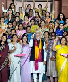 IN Pics: जब पास हुआ महिला आरक्षण विधेयक तो पीएम मोदी का महिला सांसदों ने ऐसे किया स्वागत