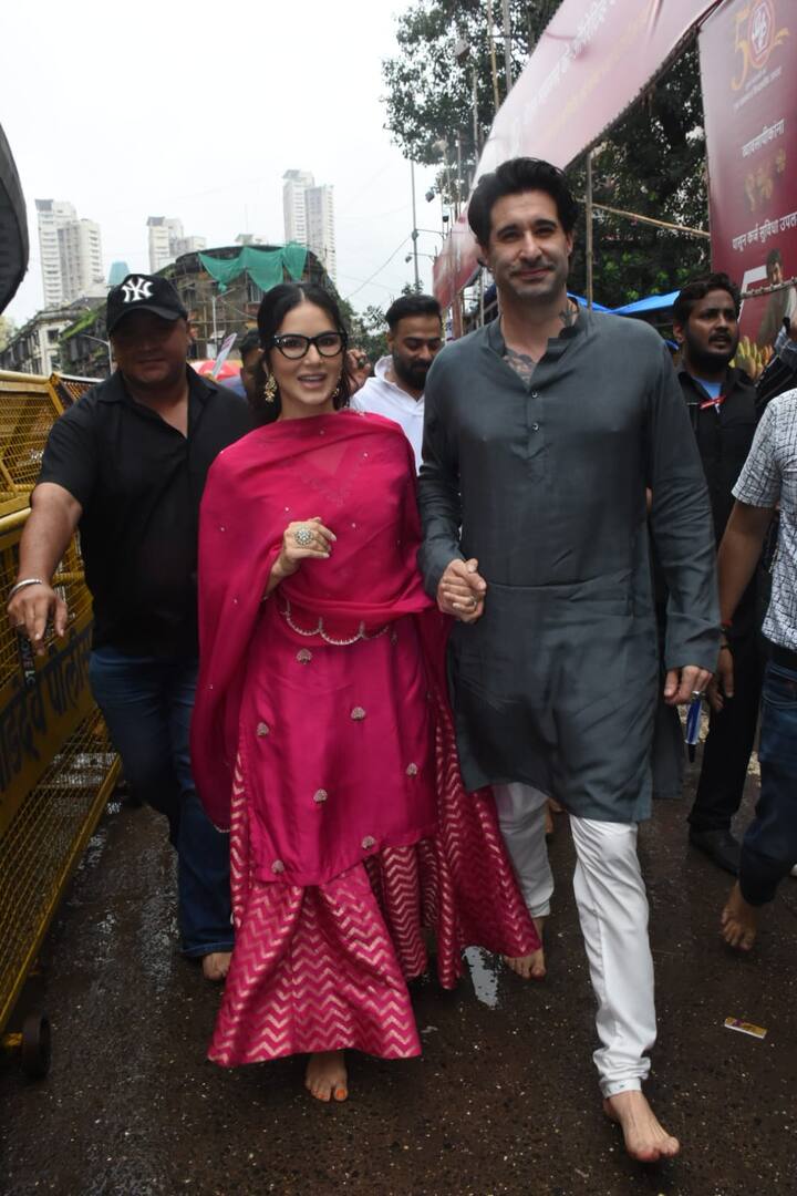 She kept her look simple and wore a small earrings and specs.