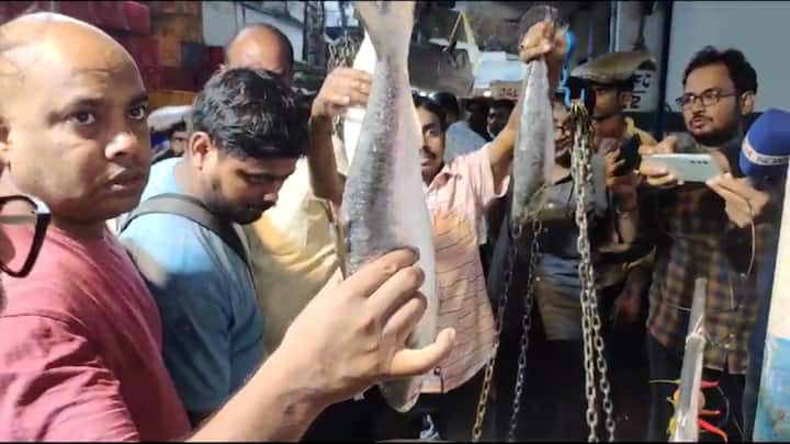 নভেম্বর পর্যন্ত রাজ্য়ে ইলিশ ঢোকায় ছাড়পত্র দেওয়া হোক, চাইছেন এ রাজ্য়ের মাছ ব্য়বসায়ীরা।