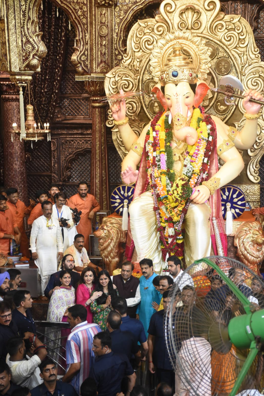 Ganesh Chaturthi 2023 Mukesh Ambani And Nita Ambani With Family Offer ...