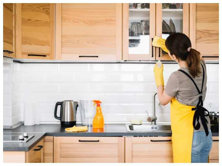 Make oily and sticky kitchen cabinets shine without any effort ऑयली और चिपचिपी किचन कैबिनेट को बिना मेहनत चमकाएं, अपनाएं ये आसान तरीके