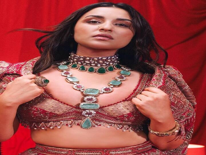 मीडिया रिपोर्ट्स के मुताबिक परिणीति चोपड़ा की कुल नेट वर्थ 60 करोड़ रुपये है. उन्होंने इशकज़ादे, शुद्ध देसी रोमांस, हंसी तो फंसी, गोलमाल अगेन जैसी कई शानदार फिल्मों में काम किया है.