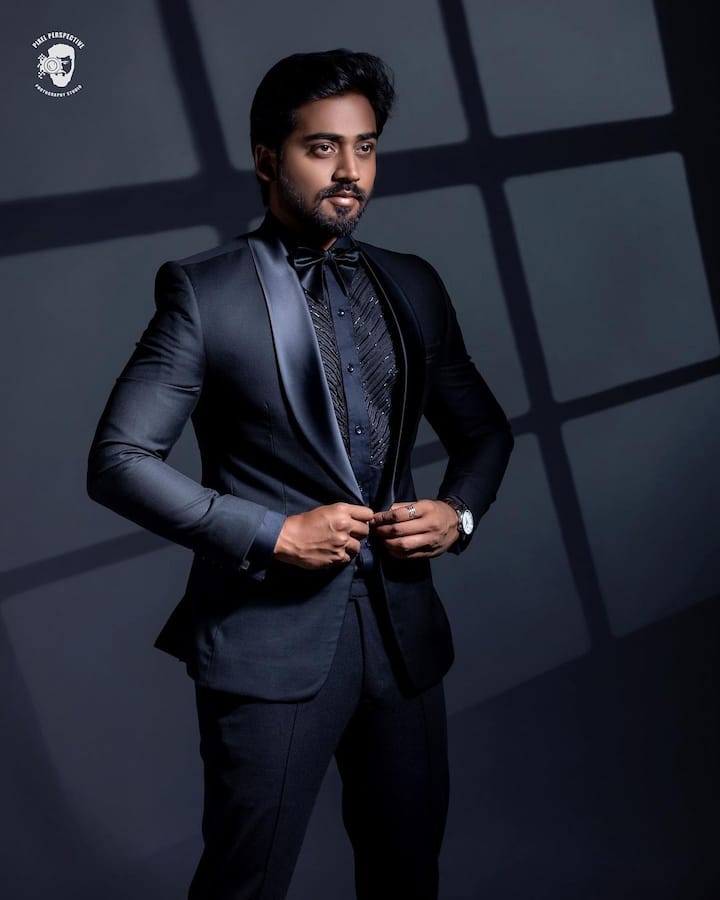 మోడల్ గా కెరీర్ ఆరంభించి బుల్లితెరపై అడుగుపెట్టిన ముఖేష్ గౌడకి తెలుగులో గుప్పెడంత మనసు సీరియల్ తో మంచి క్రేజ్ వచ్చింది.
