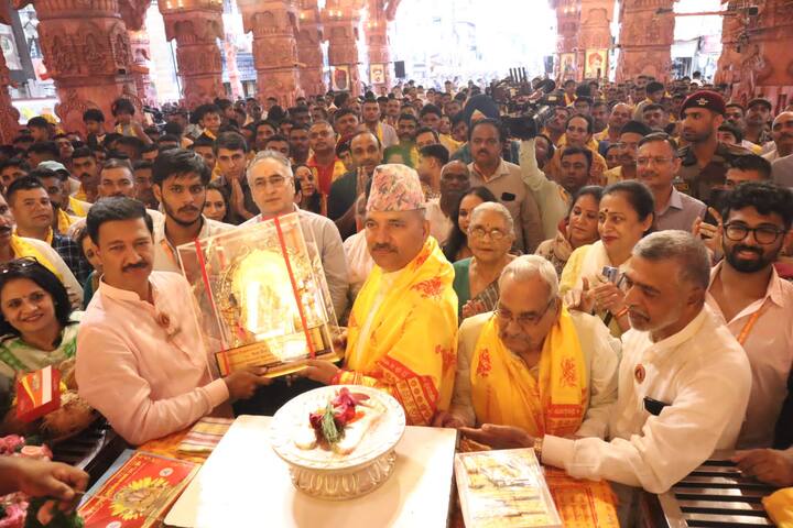 यावेळी लेफ्टनंट जनरल ए.के.सिंग, मेजर जनरल, ब्रिगेडियर, कर्नल, मेजर, कॅप्टन, सुभेदार यांसह लष्करातील वरिष्ठ अधिका-यांच्या हस्ते आरती झाली.