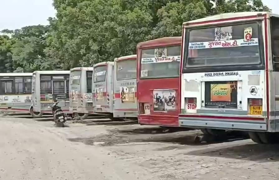 Surat: દિવાળી પર એસટી વિભાગ સુરતથી 2500થી વધુ એકસ્ટ્રા બસો દોડાવશે, એડવાન્સ બુકીંગ શરૂ Surat: ST department to run more than 2500 extra buses from Surat on Diwali, advance booking starts Surat: દિવાળી પર એસટી વિભાગ સુરતથી 2500થી વધુ એકસ્ટ્રા બસો દોડાવશે, એડવાન્સ બુકીંગ શરૂ