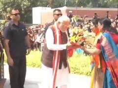 PM Modi Gets Warm Welcome From BJP Women Workers At Party HQ After Passage Of Quota Bill — SEE PICS