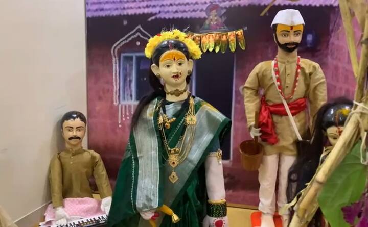 गौरींसमोर घरात मोठे मोठे देखावे साकारले जातात.