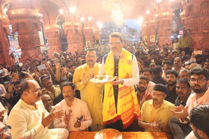 श्रीमंत दगडूशेठ हलवाई सार्वजनिक गणपती ट्रस्ट, सुवर्णयुग तरुण मंडळ च्यावतीने ट्रस्टच्या 131 व्या वर्षी गणेशोत्सवात देवेंद्र फडणवीस यांचे सन्मानचिन्ह देऊन स्वागत करण्यात आले.