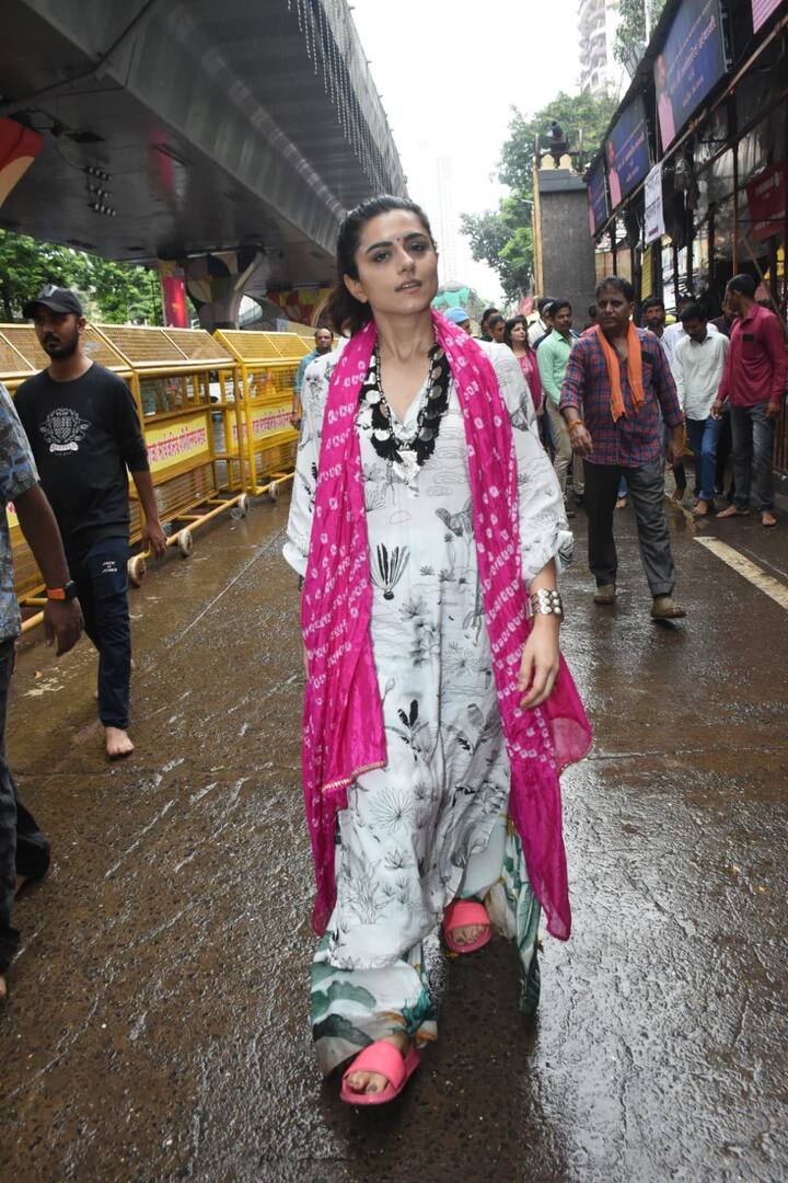 રિદ્ધી ડોગરા પણ લાલ બાગના રાજાના દરબારમાં પહોંચી હતી. સિમ્પલ અને સોબર વ્હાઇટ સલવાર કૂરતામાં રિદ્ધીનો લૂક એકદમ કૂલ દેખાતો હતો.