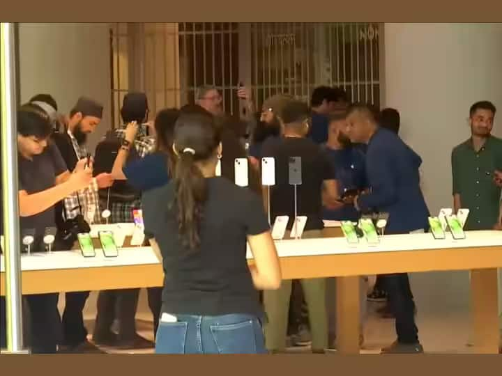 Viral News Apple iPhone 15 Series Sale in India Long Que Outside Apple Store Delhi Mumbai Apple iPhone 15 Sale: ਆਈਫੋਨ 15 ਸੀਰੀਜ਼ ਖਰੀਦਣ ਲਈ ਭੀੜ ਇਕੱਠੀ, ਦਿੱਲੀ-ਮੁੰਬਈ ਦੇ ਸਟੋਰਾਂ 'ਤੇ ਸਵੇਰੇ 3 ਵਜੇ ਤੋਂ ਹੀ ਲਾਈਨਾਂ 'ਚ ਲੱਗ ਗਏ ਲੋਕ