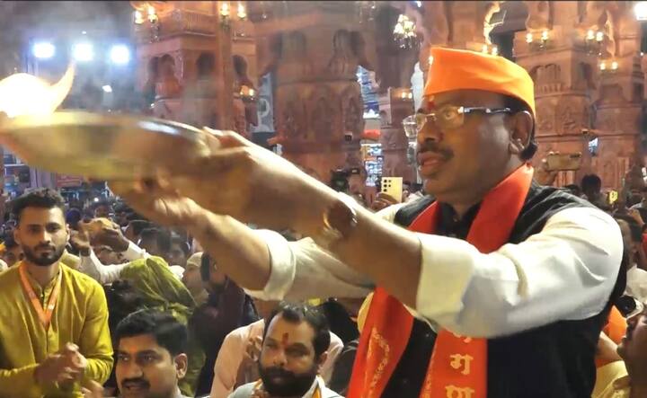 चंद्रशेखर बावनकुळे यांनीही दगडूशेठ गणपतीचं दर्शन घेतलं.