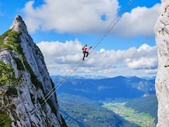 VIDEO: 'स्वर्ग की सीढ़ी' चढ़ने चला था शख्स, पहाड़ों से अचानक फिसला पैर, 300 फीट नीचे गिरा