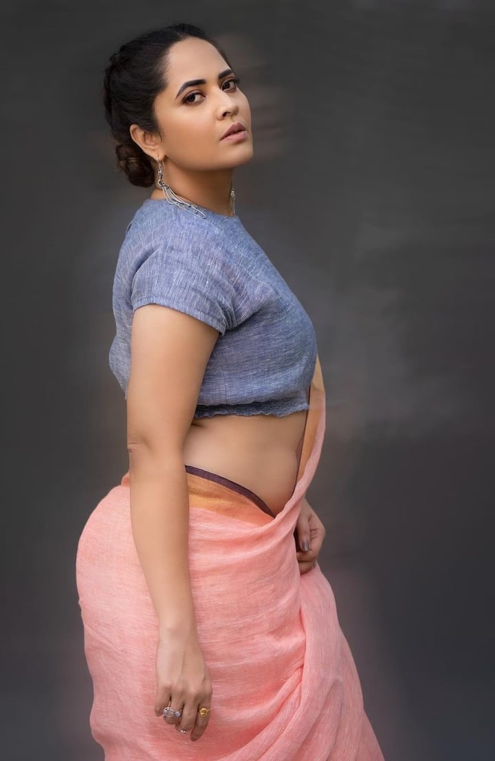 ఒకప్పుడు యాంకర్గా అనసూయ భరద్వాజ్ ఎంత క్రేజ్ను సొంతం చేసుకుందో తెలిసిందే. ఇప్పుడు సినిమాలతో మరింత పాపులారీ సంపాదించుకుంది రంగమత్త. ఇప్పుడు ఆమె లేని సినిమా అంటూ ఏదీ లేదు. తెలుగులోనే కాకుండా తమిళం, మలయాళంలో కూడా అనసూయ తన లక్ పరీక్షించుకుంటోంది. అందం, అభినయం కలగలసిన అనసూయకు అవకాశాలు కూడా వస్తూనే ఉన్నాయి. అను నటించిన తాజా చిత్రం ‘ప్రేమ విమానం’ విడుదలకు సిద్ధమైంది. ఈ సందర్భంగా ఆమె ఫొటోషూట్లో పాల్గోంది. మీరు కూడా ఆ ఫొటోలపై ఓ లుక్కేయండి. - Image Credit: Anasuya Bharadwaj/Instagram