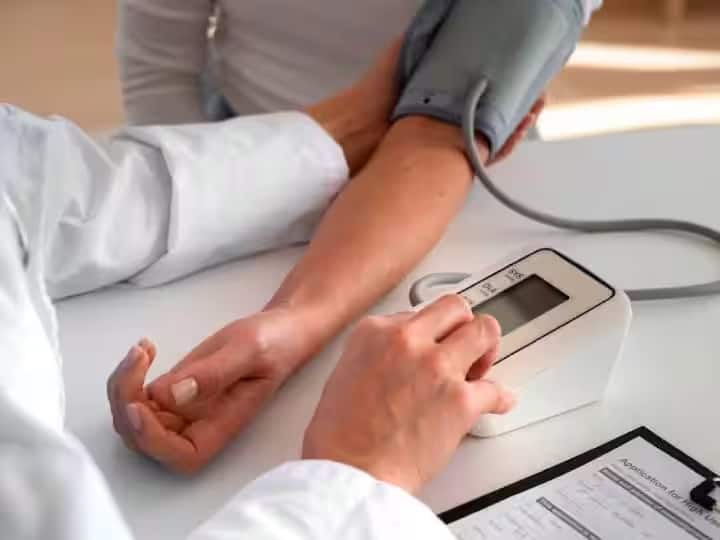 symptoms of low blood pressure include dizziness and fainting Health tips: બ્લડપ્રેશર લો થઇ જતાં સૌ પ્રથમ તાત્કાલિક કરો આ ઉપાય નહિતો  જોખમી બનશે સ્થિતિ