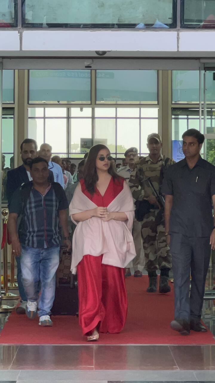 परी और राघव की उदयपुर के लीला पैलेस में होने वाली है. शादी में दोनों के परिवार के सदस्य और करीबी दोस्तों के अलावा कुछ बॉलीवुड सितारे भी शामिल होने वाले हैं.