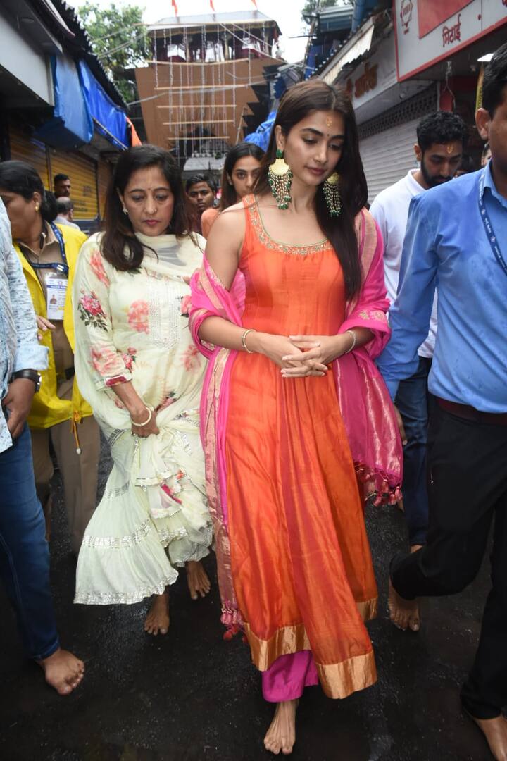 பீஸ்ட் நடிகை பூஜா ஹெக்டேவும் லால்பாக் விநாயகரை வழிபட்டார்