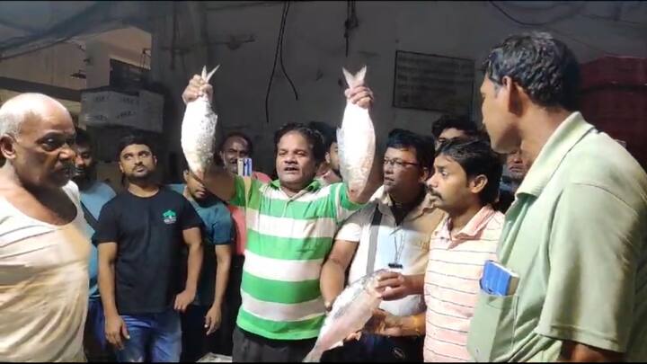 তবে এবার ইলিশের দাম একটু বেশি। পাইকারি বাজারে ছোট মাছ ১ হাজার থেকে ১২০০ টাকা।