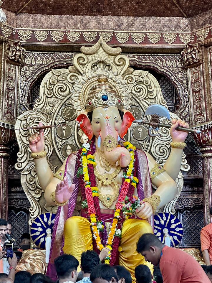 மும்பை மாநகரில் இந்த வாரம் முழுவதும் விநாயகர் சதுர்த்தி விழா கோலாகலமாக நடைப்பெற்று வருகிறது. சமீபத்தில், இந்திய திரை நட்சத்திரங்கள் பலரும் அம்பானி வீட்டில் நடந்த கணேஷ் ஆரத்தி விழாவில் கலந்து கொண்டனர்.