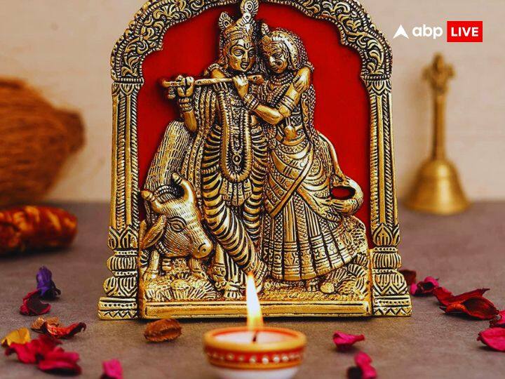 प्रेम में सफलता और शीघ्र विवाह की कामना है तो राधा अष्टमी के दिन राधा और कृष्ण की संयुक्त पूजा करें. पूजा में भगवान कृष्ण को पीला और राधा रानी को गुलाबी वस्त्र अर्पित करें. फिर ‘राधावल्लभाय नम:’ मंत्र का जाप करें.
