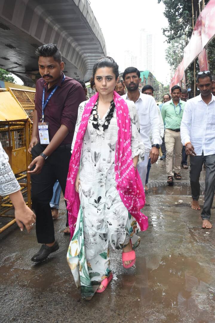 રિદ્ધિ ડોગરા મર્યાદા કબ તક, કુંડલી ભાગ્ય સહિતની અનેક ટીવી શ્રેણીમાં કામ કરી ચૂકી છે. તેમણે એક્ટિંગની દુનિયામાં ઝુમે જિયા રેથી પર્દાર્પણ કર્યું હતું.