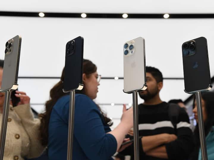 Apple iPhone 15 Series Sale in India Today Long Que Outside Apple Store Delhi Mumbai WATCH: Customers Queue Up In Front Of Apple Stores In Mumbai, Delhi As iPhone 15 Series Goes Up For Sale