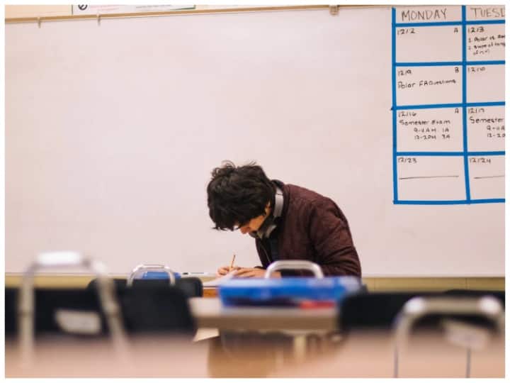 इस रिक्रूटमेंट ड्राइव के माध्यम से कुल 229 पद भरे जाएंगे. इनके बारे में डिटेल जानने और आवेदन करने के लिए mppsc.mp.gov.in पर जा सकते हैं.