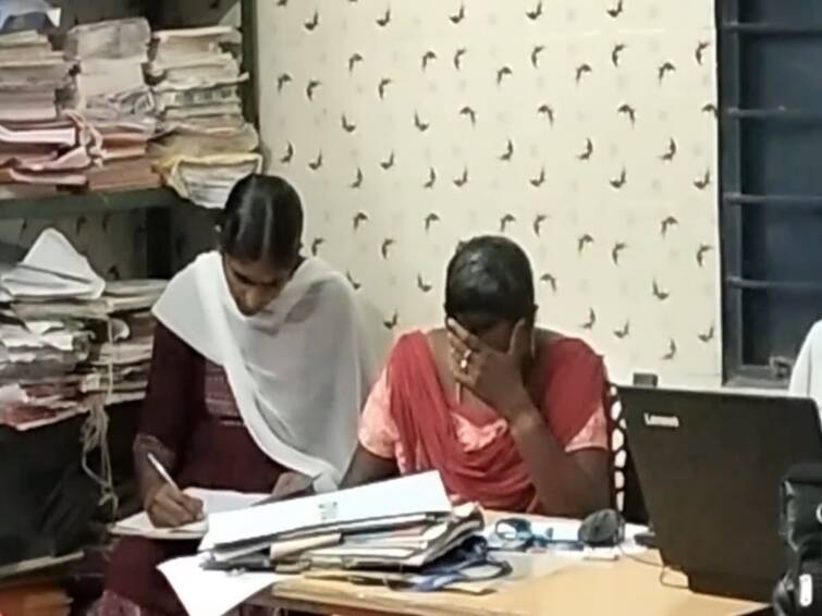 Nellai: Land surveyor and assistant 2 women arrested in bribery complaint TNN நெல்லை: லஞ்ச புகாரில் கையும் களவுமாக சிக்கிய நில அளவையர், உதவியாளர்