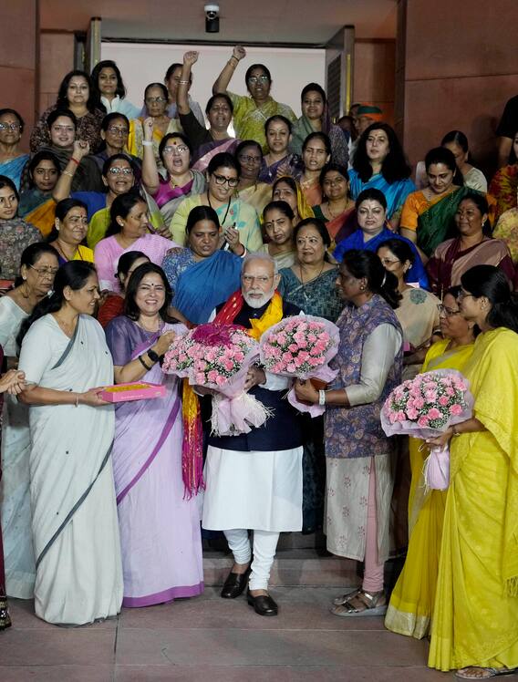 IN Pics: जब पास हुआ महिला आरक्षण विधेयक तो पीएम मोदी का महिला सांसदों ने ऐसे किया स्वागत