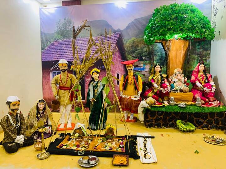 दरवर्षी झांजले यांचा देखावा पाहण्यासाठी अनेक लोक येत असतात.