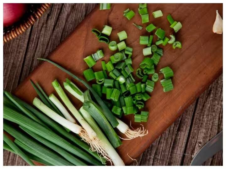Health Tips green onion is good for heart health marathi news Health Tips : कांद्याची पात हृदयाच्या आरोग्यासाठी फायदेशीर; जाणून घ्या कशी वापराल?