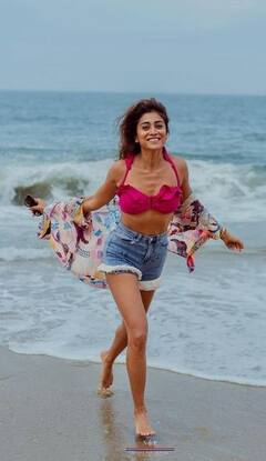 Shriya Saran: ਛੋਟਾ ਟਾਪ ਪਾ ਕੇ ਬੀਚ 'ਤੇ ਮਸਤੀ ਕਰਦੀ ਨਜ਼ਰ ਆਈ ਸ਼੍ਰਿਯਾ ਸਰਨ, ਇੰਟਰਨੈੱਟ 'ਤੇ ਵਾਇਰਲ ਹੋਈਆਂ ਹੌਟ ਤਸਵੀਰਾਂ