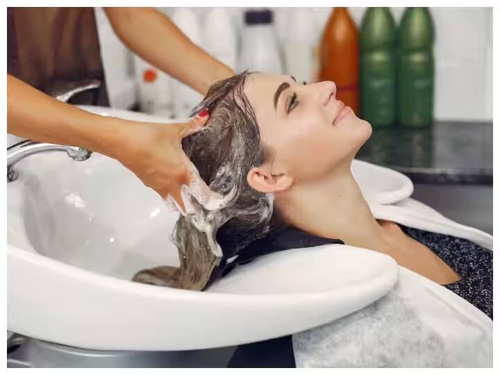 Hair Care Tips follow these tips before shampooing your hair for healthy and shiny hair marathi news Hair Care Tips : सुंदर आणि घनदाट केस हवेत? तर, केस धुण्याआधी 15 मिनिटे 'हे' काम करा