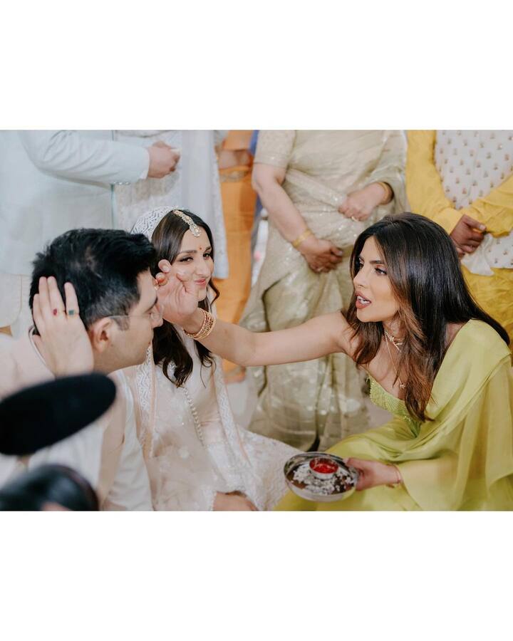 इन कमिटमेंट की वजह से वो अपनी बहन की शादी अटेंड नहीं कर पाएंगी. वहीं प्रियांका से पहले ये जानकारी सामने आई थी कि उनके पति और सिंगर निक जोनस परी की शादी का हिस्सा नहीं बनेंगे.