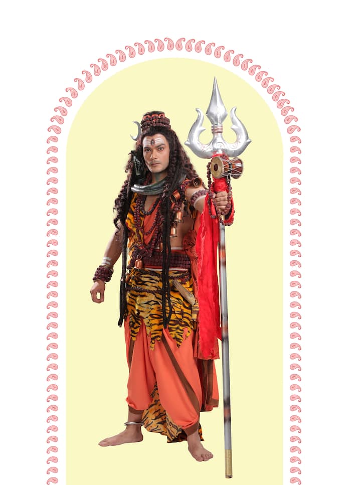 মহাদেবের ভূমিকায় দেখা যাবে 'ফুলকি' -র রোহিত ওরফে অভিষেক বসুকে। শিবের ভূমিকায় অভিনয় করে খুশি অভিষেক। তিনি বলছেন, 'ছোট থেকেই আমার বাড়ির সবাই শিবভক্ত। এই চরিত্রটাকে ফুটিয়ে তুলতে পেরে আমি ভীষণ খুশি।'