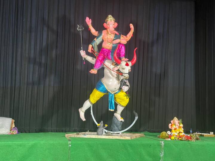 सांगली मिरज शहरात गणेश मंडळांकडून विविध रुपातील बाप्पांची मूर्तींची प्रतिष्ठापना केली आहे.