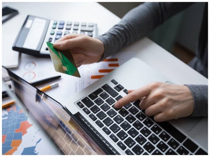 आवेदन करने के लिए जनरल कैटेगरी के कैंडिडेट्स को 1800 रुपये फीस देनी होगी और एससी, एसटी, पीडब्ल्यूडी और महिला कैंडिडेट्स को 900 रुपये फीस देनी होगी, लेट फीस अलग से है.