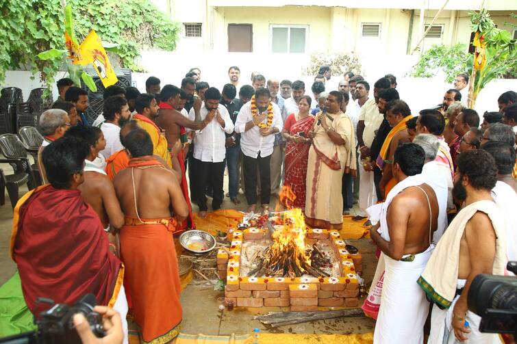 YSRCP MLA Kotamreddy Sridhar Reddy Conducted bandha vimochana yagam for chandrababu in Nellore DNN చంద్రబాబు కోసం వైసీపీ ఎమ్మెల్యే బంధ విమోచన యాగం