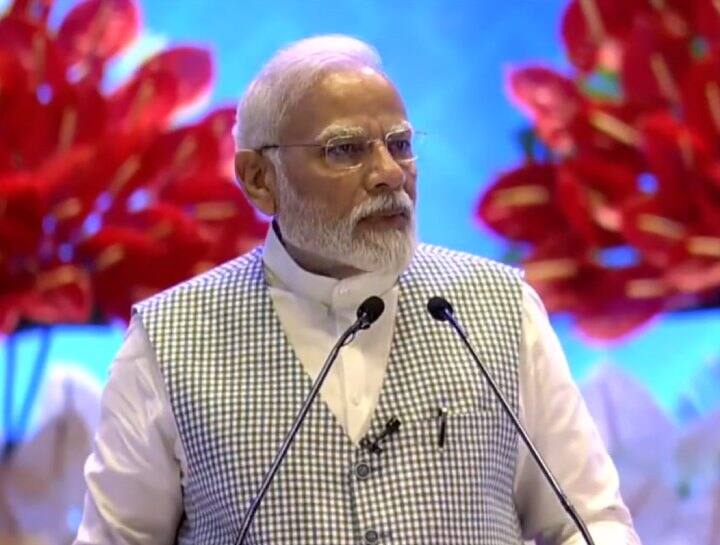 PM Modi addresses officials and labors involved in G20 Summit at Bharat Mandapam '...लेकिन हम सब मजदूर हैं', पीएम मोदी ने भारत मंडपम में ग्राउंड स्टाफ को किया संबोधित