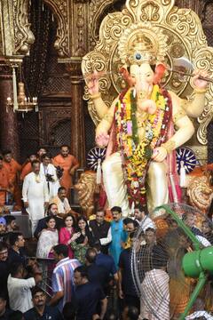 Ganesh Chaturthi 2023: लालबागचा राजा के दर्शन करने पहुंचे Mukesh Ambani, वाइफ Nita Ambani और बहूओं के साथ पूरा परिवार रहा मौजूद, देखें तस्वीरें