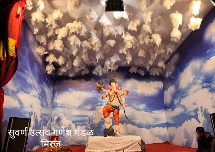 सुवर्ण गणेश मंडळाची आकर्षक मूर्ती