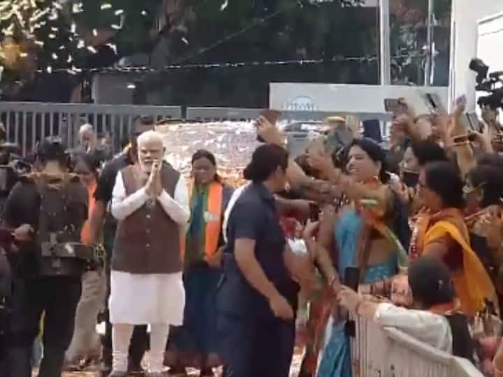 PM Modi was welcomed by women party workers and leaders at the BJP central office extension. (Image Source: Twitter/@ANI)